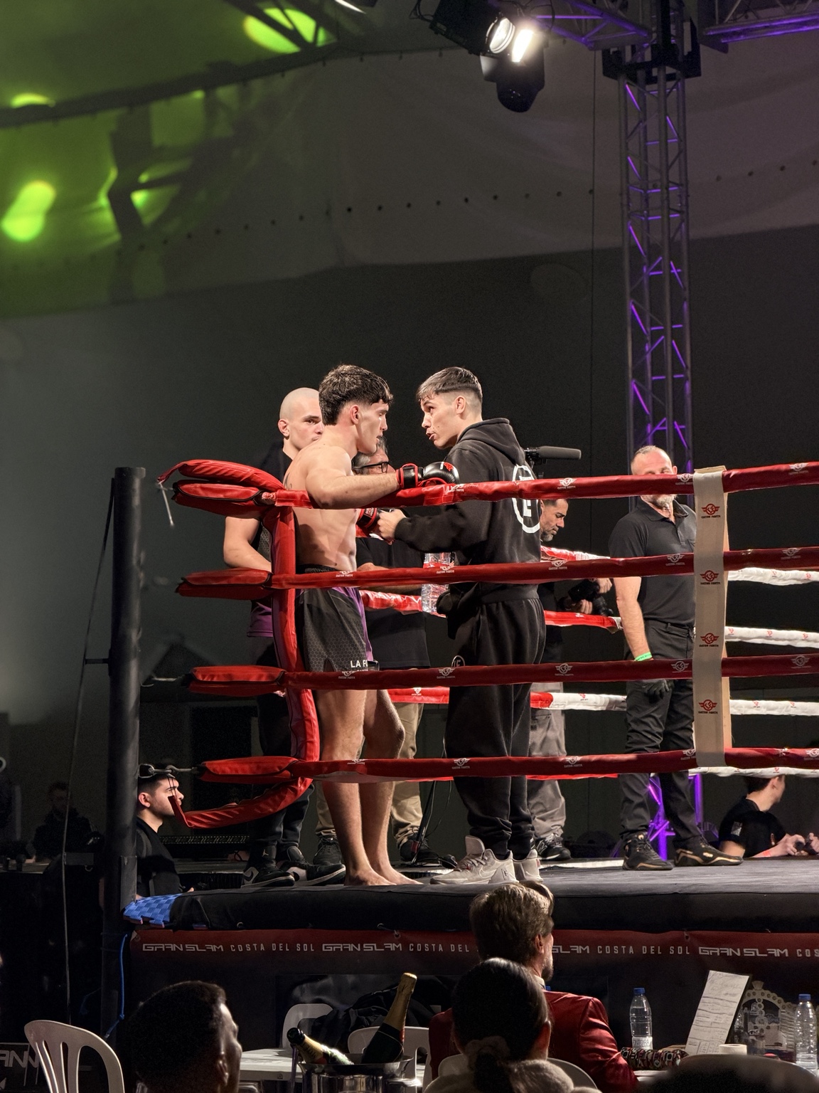 Indicaciones del entrenador a un competidor de La Forja en la esquina del ring