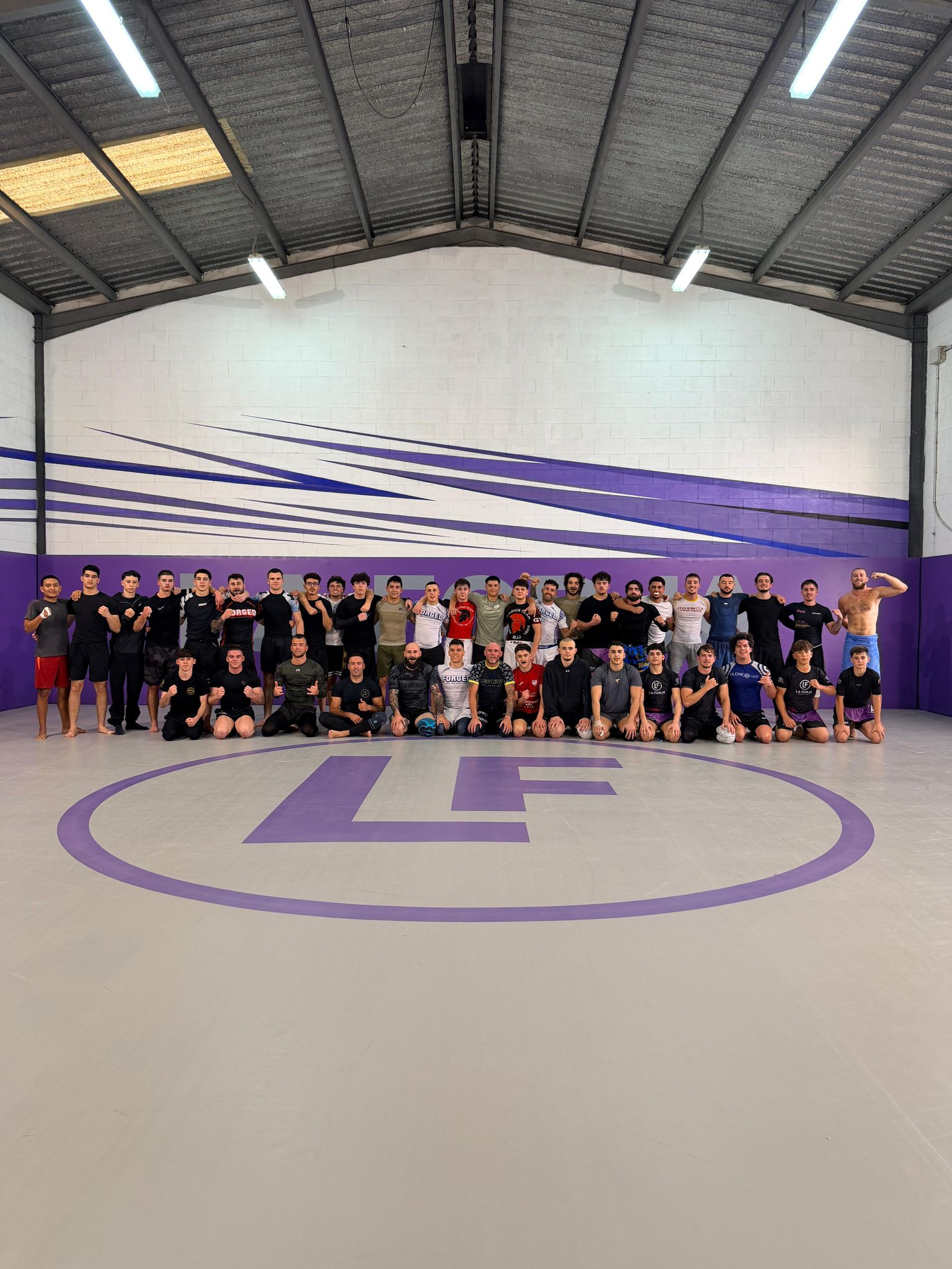 Alumnos y equipo de La Forja reunidos en el tatami del gimnasio de Estepona